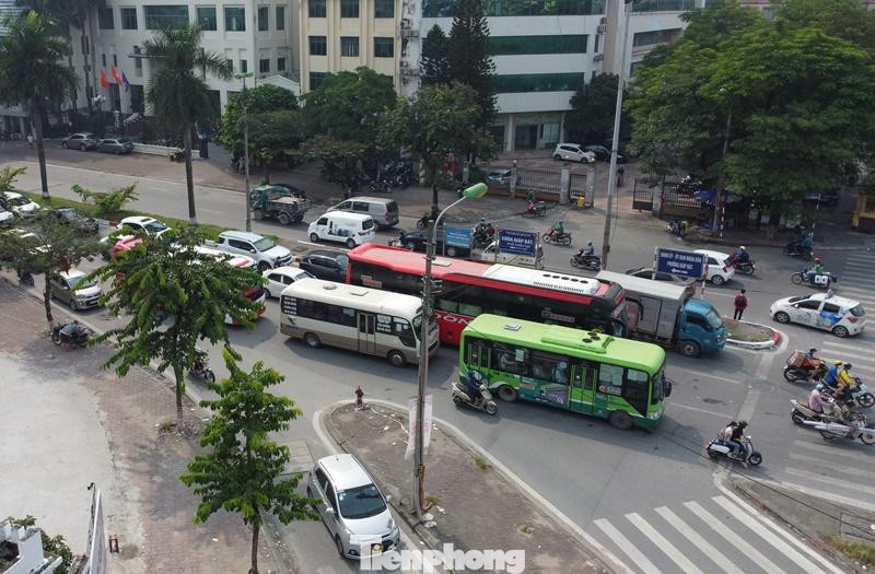 Cùng với đó, xe từ đường Kim Đồng dẫn về nút cũng có đông phương tiện, trong đó có nhiều xe khách liên tỉnh. Cùng với đó, xe từ đường Kim Đồng dẫn về nút cũng có đông phương tiện, trong đó có nhiều xe khách liên tỉnh.