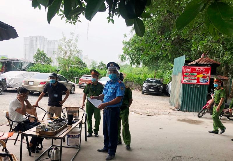 Liên ngành Thanh tra giao thông và Công an kiểm tra bãi xe vi phạm quy định tại quận Hoàng Mai, Hà Nội. Ảnh: Anh Trọng