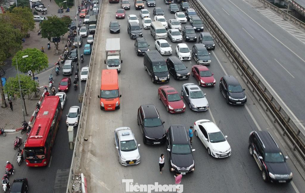 Do phương tiện lưu thông tại nút giao cả đường bên trên và bên dưới tại nút Pháp Vân theo hình thức "xếp gạch" nên không tránh được va chạm, tai nạn.