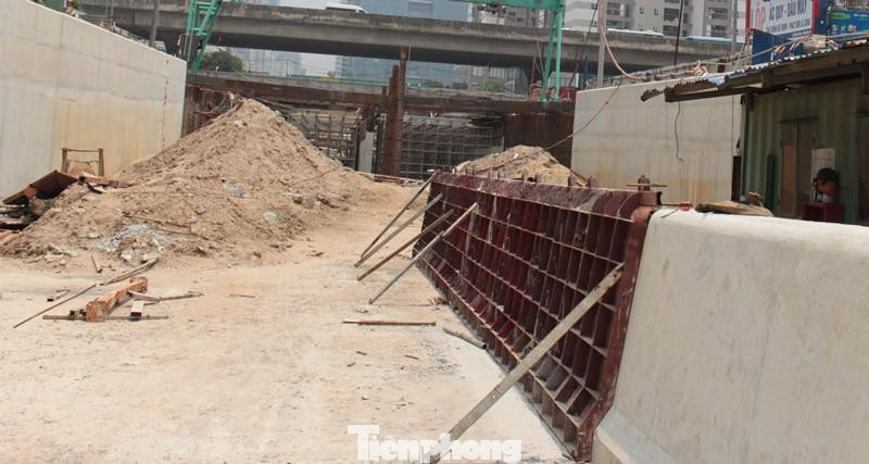 Công trường làm tường chắn và bờ bê tông chia đôi hầm thành 2 chiều đường, mỗi chiều 2 làn xe hỗn hợp.