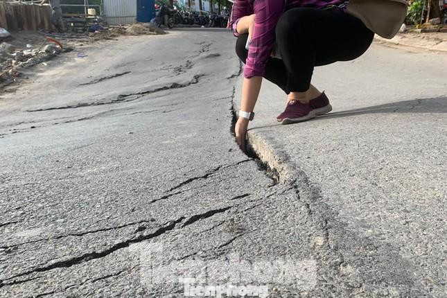 Mặt đường Vũ Tông Phan cạnh công trường dự án xử lý nước thải Yên Xá bị nứt xẻ rãnh, lún sâu. Ảnh: Duy Phạm Mặt đường Vũ Tông Phan cạnh công trường dự án xử lý nước thải Yên Xá bị nứt xẻ rãnh, lún sâu. Ảnh: Duy Phạm