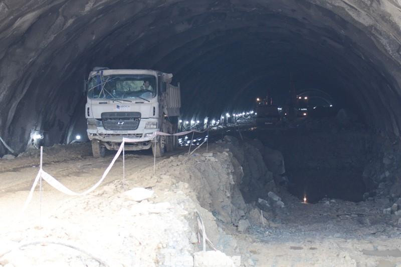 Sau khi khoan thông 2 đường hầm, hiện các đơn vị đang tiếp tục khoan mở rộng và đào hạ cốt hầm Sau khi khoan thông 2 đường hầm, hiện các đơn vị đang tiếp tục khoan mở rộng và đào hạ cốt hầm