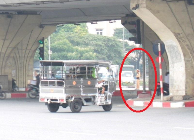 Mặc dù là xe tự chế - không biển số, bị cấm ra đường và còn đi ngược chiều, nhưng sáng 11/5, rất nhiều CSGT Hà Nội chốt trực, làm nhiệm vụ tại nút Mai Dịch không kiểm tra, xử lý, để xe ba bánh đi qua một cách dễ dàng.