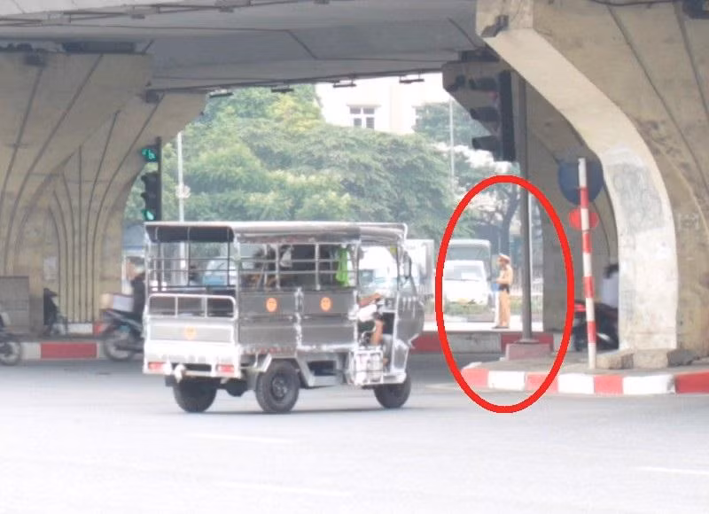 Mặc dù là xe tự chế - không biển số, bị cấm ra đường và còn đi ngược chiều, nhưng sáng 11/5, rất nhiều CSGT Hà Nội chốt trực, làm nhiệm vụ tại nút Mai Dịch không kiểm tra, xử lý, để xe ba bánh đi qua một cách dễ dàng.