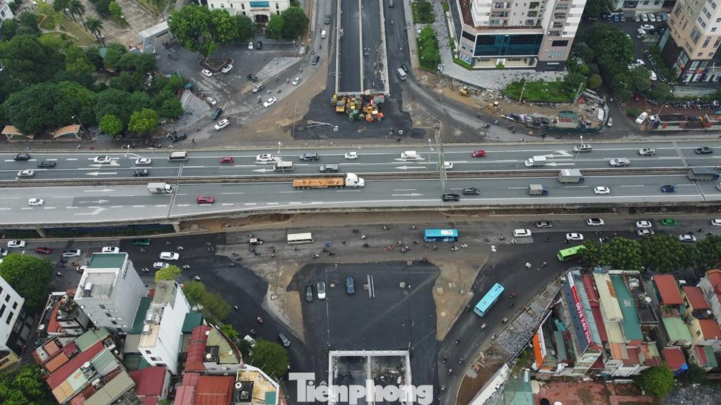 Chỉ huy trưởng công trình hầm chui Lê Văn Lương Trần Đức Quỳnh cho biết, các đơn vị thi công tại dự án đang đáp ứng tiến độ và sẽ hoàn thành các công việc tại dự án trước 5 ngày để phục vụ lễ thông xe đúng dịp 10/10. Chỉ huy trưởng công trình hầm chui Lê Văn Lương Trần Đức Quỳnh cho biết, các đơn vị thi công tại dự án đang đáp ứng tiến độ và sẽ hoàn thành các công việc tại dự án trước 5 ngày để phục vụ lễ thông xe đúng dịp 10/10.