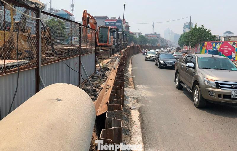 Dự án cải tạo, nâng cấp đường Âu Cơ đoạn từ Nghi Tàm đến cầu Nhật Tân được UBND thành phố phê duyệt để Ban Quản lý dự án đầu tư xây dựng công trình giao thông (Ban Giao thông) thực hiện từ năm 2018 theo hình thức cấp bách. Dự án có tiến độ hoàn thành tháng 6/2020 với tổng mức đầu tư được tính toán là trên 400 tỷ đồng, tiền ngân sách.