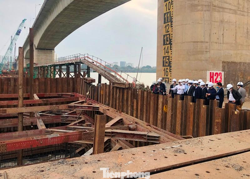 Tại trụ cầu số 23 (cầu Vĩnh Tuy giai đoạn 1) và cũng là công trình trụ chính vượt sông Hồng của cầu Vĩnh Tuy 2 đang được các nhà thầu đúc đổ, ông Dương Đức Tuấn đã nghe Ban Giao thông (Chủ đầu tư) báo cáo tiến độ. Theo đó, cầu Vĩnh Tuy 2 được khởi công tháng 1/2021, sau 11 tháng thi công, hiện dự án đã có trên 80% trụ cầu đã được đổ, đường dẫn vượt bãi sông phần lớn đã được gác dầm; cầu có thời gian thi công 24 tháng và dự kiến hoàn thành vào quý III năm 2023 với tổng mức đầu tư hơn 2.500 tỷ đồng. Hiện công trình vẫn đang đáp ứng tiến độ yêu cầu. Tại trụ cầu số 23 (cầu Vĩnh Tuy giai đoạn 1) và cũng là công trình trụ chính vượt sông Hồng của cầu Vĩnh Tuy 2 đang được các nhà thầu đúc đổ, ông Dương Đức Tuấn đã nghe Ban Giao thông (Chủ đầu tư) báo cáo tiến độ. Theo đó, cầu Vĩnh Tuy 2 được khởi công tháng 1/2021, sau 11 tháng thi công, hiện dự án đã có trên 80% trụ cầu đã được đổ, đường dẫn vượt bãi sông phần lớn đã được gác dầm; cầu có thời gian thi công 24 tháng và dự kiến hoàn thành vào quý III năm 2023 với tổng mức đầu tư hơn 2.500 tỷ đồng. Hiện công trình vẫn đang đáp ứng tiến độ yêu cầu.