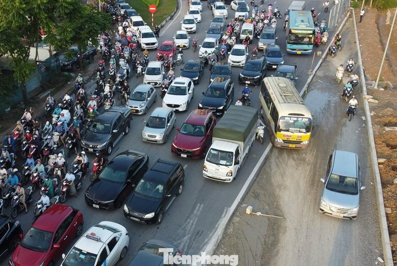 Trong hơn tuần qua, đường gom Đại lộ Thăng Long đoạn đi qua quận Nam Từ Liêm, nút giao Lê Trọng Tấn (Hoài Đức) thường xuyên ùn tắc nghiêm trọng vào giờ cao điểm, nhưng tại các thời điểm phóng viên có mặt ghi nhận, CSGT và Thanh tra giao thông đều không có mặt để điều tiết, đảm bảo giao thông.