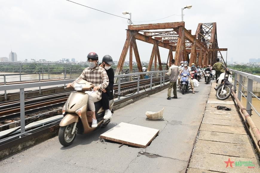 Mặt cầu Long Biên thời gian qua hư hỏng nhiều vị trí mặt cầu.