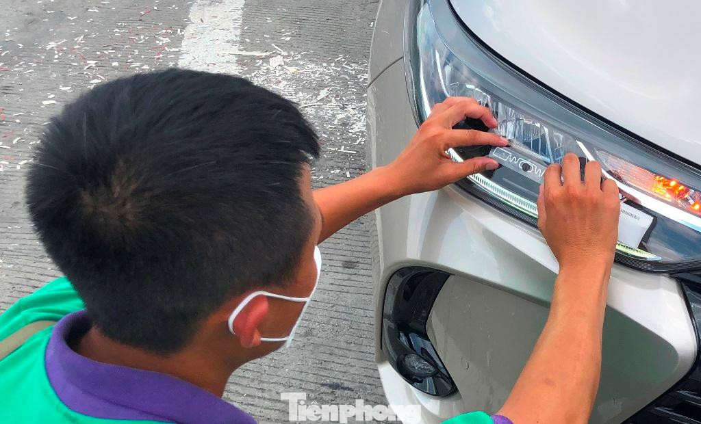 Vị trí dán thẻ ETC để hệ thống mắt camera tại các trạm thu phí dễ nhận diện là kính chắn gió phía trước hoặc mặt ngoài đèn pha xe.