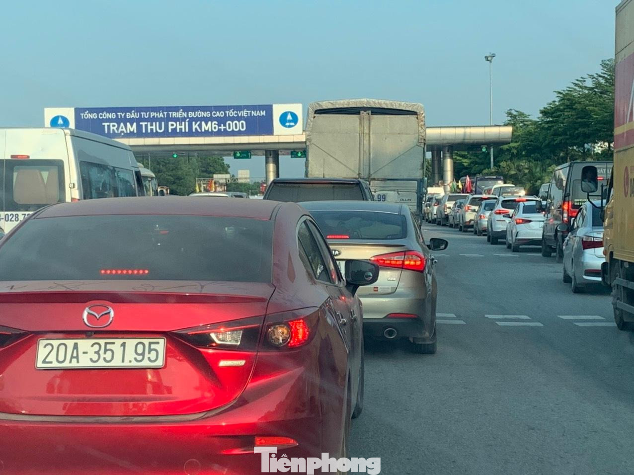 Ùn ứ kéo dài và phương tiện phải xếp thành nhiều hàng chậm chạp đi qua trạm thu phí KM6 (tại xã Tân Dân, huyện Sóc Sơn, Hà Nội) tuyến cao tốc Nội Bài - Lào Cai theo chiều về Hà Nội.