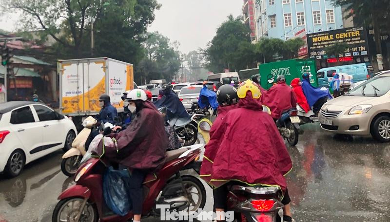 Ùn tắc tại nút giao thông đường 70 - đường Nguyễn Xiển - Xa La