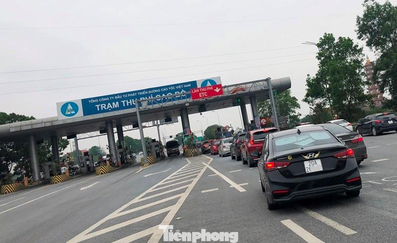Từ tháng 5 tới nhiều tuyến cao tốc sẽ thu phí không dừng, bỏ thu phí thủ công bằng tiền mặt, tuy nhiên tại trạm thu phí Cao Bồ tuyến cao tốc Pháp Vân - Cầu Giẽ hiện chỉ bố trí duy nhất 1 làn thu phí cho mỗi chiều xe ra vào.