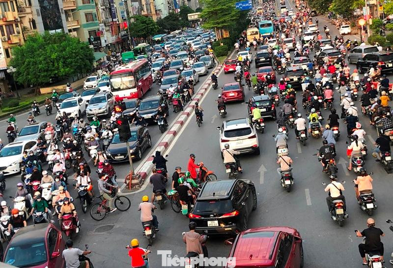Nút giao thông Ngã Tư Sở ùn tắc kéo dài cả hai chiều đường vào giờ cao điểm chiều qua.