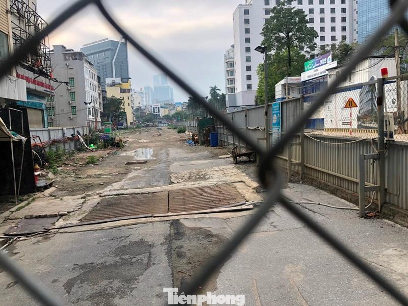 Đìu hiu công trường ga ngầm tàu điện Nhổn – ga Hà Nội tại phố Cát Linh.
