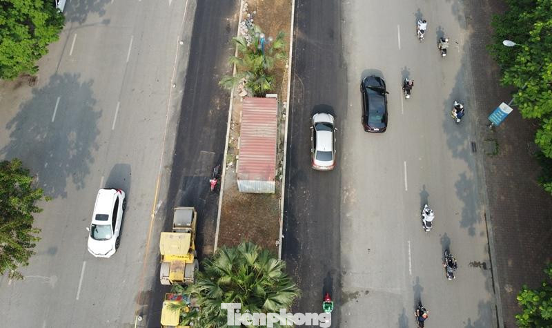 Để mở rộng từ 4 lên 6 làn xe, dự án đã phải di dời, đánh chuyển hàng trăm cây xanh về vườn ươm, sau đó thực hiện xén dải phân cách để mở rộng mỗi bên thêm một làn đường.