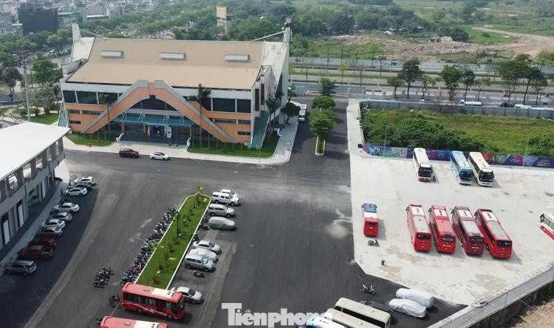 UBND quận đã bố trí hàng nghìn mét vuông để dành cho đỗ xe trước nhà thi đấu. UBND quận đã bố trí hàng nghìn mét vuông để dành cho đỗ xe trước nhà thi đấu.