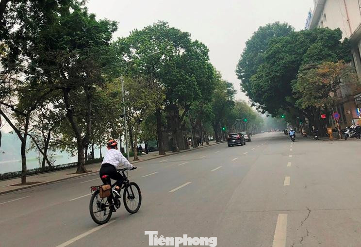 Một người dân đạp xe ở khu vực bờ hồ Hoàn Kiếm sáng 4/3 vào giờ cao điểm, 1 mình giữa 5 làn đường rộng thênh thang. Một người dân đạp xe ở khu vực bờ hồ Hoàn Kiếm sáng 4/3 vào giờ cao điểm, 1 mình giữa 5 làn đường rộng thênh thang.