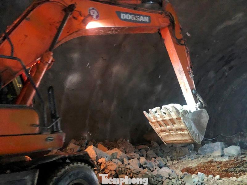 Máy xúc hoạt động trong lòng hầm để vận chuyển đất đá đào được ra ngoài Máy xúc hoạt động trong lòng hầm để vận chuyển đất đá đào được ra ngoài