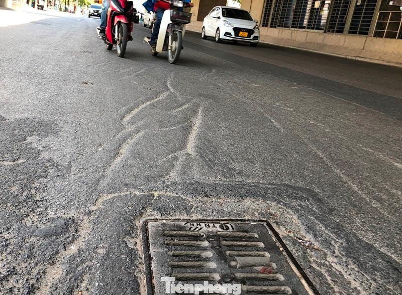 Hiện trên địa bàn Hà Nội có hàng chục tuyến phố vừa được hoàn trả mặt đường để phục vụ giao thông. Tuy nhiên, việc hoàn trả mặt đường của các đơn vị thi công rất cẩu thả, có đoạn mặt đường nhựa vẫn còn nguyên các vết cào của gàu máy xúc.