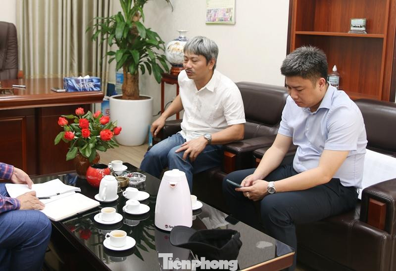 Ông Phạm Văn Duân (người ngồi bên trái) và ông Bùi Văn Cường (người ngồi bên phải) - Trưởng phòng Giám sát 1 (Ban Giao thông) - đơn vị thực hiện dự án trong buổi làm việc với PV Tiền Phong. Ông Phạm Văn Duân (người ngồi bên trái) và ông Bùi Văn Cường (người ngồi bên phải) - Trưởng phòng Giám sát 1 (Ban Giao thông) - đơn vị thực hiện dự án trong buổi làm việc với PV Tiền Phong.