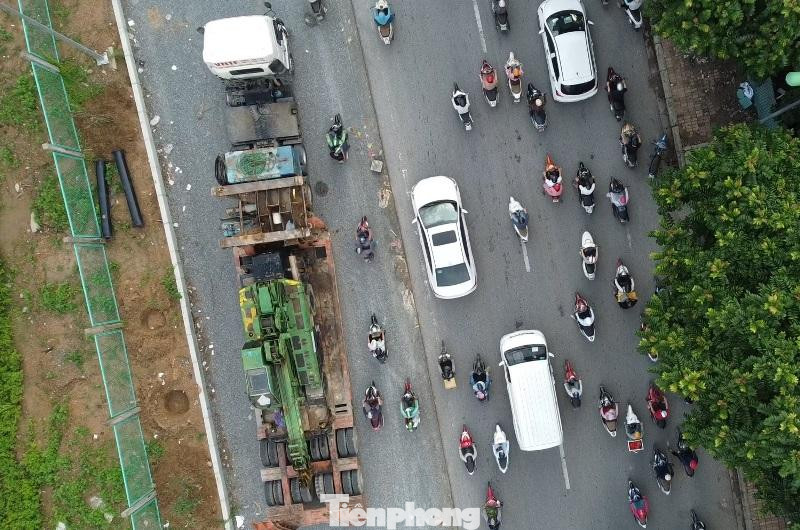 Một xe siêu trường, siêu trọng đỗ chiếm gần 1/2 lòng đường gom trong giờ cao điểm. Một xe siêu trường, siêu trọng đỗ chiếm gần 1/2 lòng đường gom trong giờ cao điểm.