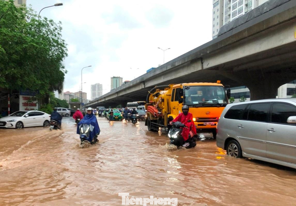 Mưa ngập trên đường Hà Nội chiều nay. Ảnh: Anh Trọng Mưa ngập trên đường Hà Nội chiều nay. Ảnh: Anh Trọng