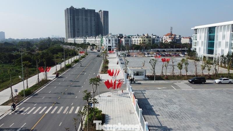 Xung quanh trụ sở Huyện ủy- HĐND - UBND là hệ thống đường giao thông rộng, đồng bộ 4 hạ tầng xung quanh.