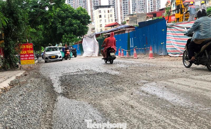 Do vỉa hè bị đào một hố sâu xuống lòng đất 14 mét để làm giếng kỹ thuật, mặt đường phố Vũ Tông Phan đoạn qua địa bàn Thanh Xuân ngày 14/6 đã xảy ra nứt lún mặt đường, sau đó hình thành những hố sâu khiến giao thông bị phong tỏa thời gian dài.