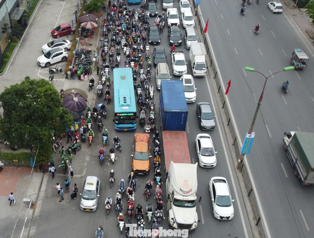 Phân tích nguyên nhân ùn tắc tại nút Pháp Vân thời gian qua, Trung tá Hà Văn Tuân, Đội trưởng Đội CSGT số 14, Phòng CSGT Hà Nội cho biết, ngoài lượng xe cá nhân đông, hiện toàn bộ xe tải, container muốn vào hoặc quá cảnh qua Hà Nội từ phía Nam đều phải đi qua nút Pháp Vân.