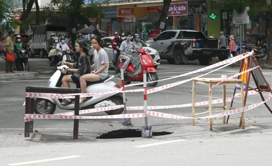 Hiện trường "hố tử thần" xuất hiện và được quây rào cảnh báo.