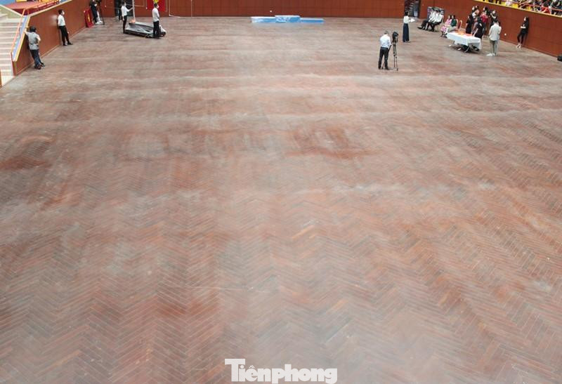 Sàn thi đấu được lát gỗ lim tạo thanh tự nhiên. Sàn thi đấu được lát gỗ lim tạo thanh tự nhiên.