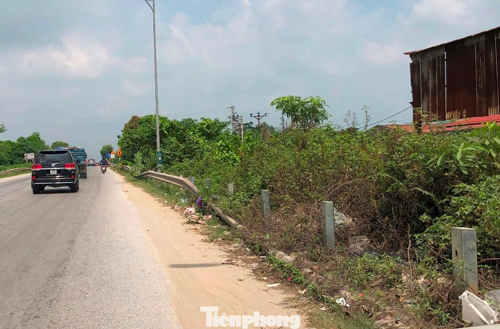 Một đoạn lan can đảm bảo an toàn giao thông tại khu vực qua chợ Đình Hương mới, thành phố Thanh Hóa gãy đổ chưa được sửa chữa.