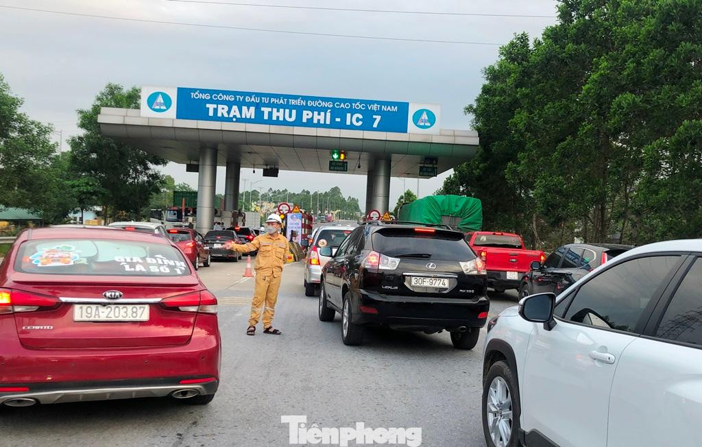 Ùn tắc tại trạm thu phí IC7 cao tốc Nội Bài - Lào Cai và nhân viên trạm thu phí đã cho xe đi sang làn đường ngược chiều đối diện, sau đó phát vé giấy thu tiền mặt. Ùn tắc tại trạm thu phí IC7 cao tốc Nội Bài - Lào Cai và nhân viên trạm thu phí đã cho xe đi sang làn đường ngược chiều đối diện, sau đó phát vé giấy thu tiền mặt.