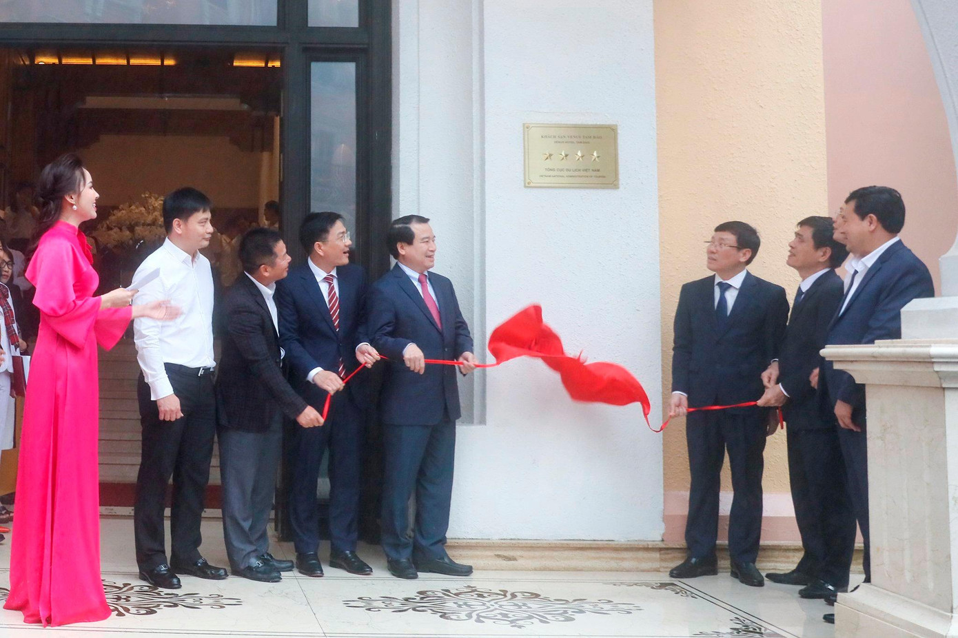 Đại diện Tổng Cục Du lịch, UBND tỉnh Vĩnh Phúc và Cty CP Lạc Hồng chính thức gắn biển 4 sao cho khách sạn Venus.