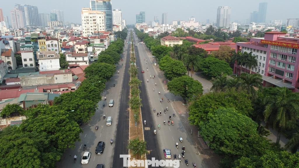 Toàn cảnh tuyến đường Hoàng Quốc Việt dài 2,4 km, bắt đầu đường Bưởi (Vành đai 2) đến đường Phạm Văn Đồng (Vành đai 3) đã được thi công mở rộng xong. Ảnh chụp chiều 26.4.
