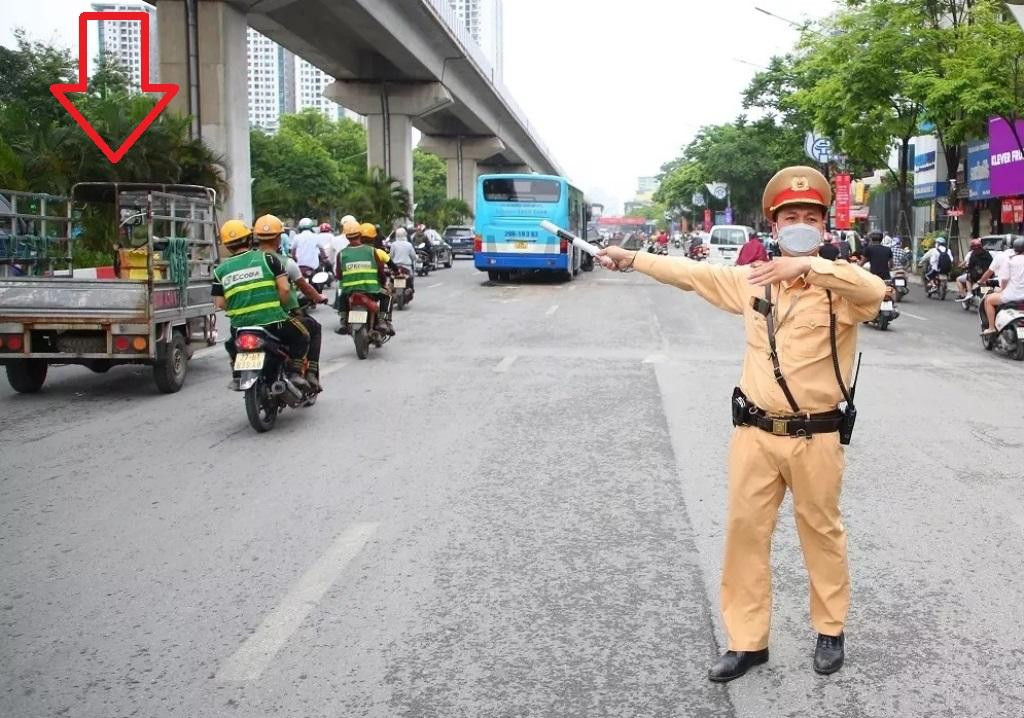 Liên ngành Hà Nội đang thực hiện cao điểm đảm bảo giao thông và trật tự đô thị để phục vụ SEA Games 31, tuy nhiên với xe ba bánh tự chế (mũi tên đỏ) vẫn lưu thông bình thường. Ảnh chụp trên đường Nguyễn Trãi - khu vực vừa xảy ra vụ xe ba bánh chở sắt đâm vỡ kính xe buýt ngày 8/5.