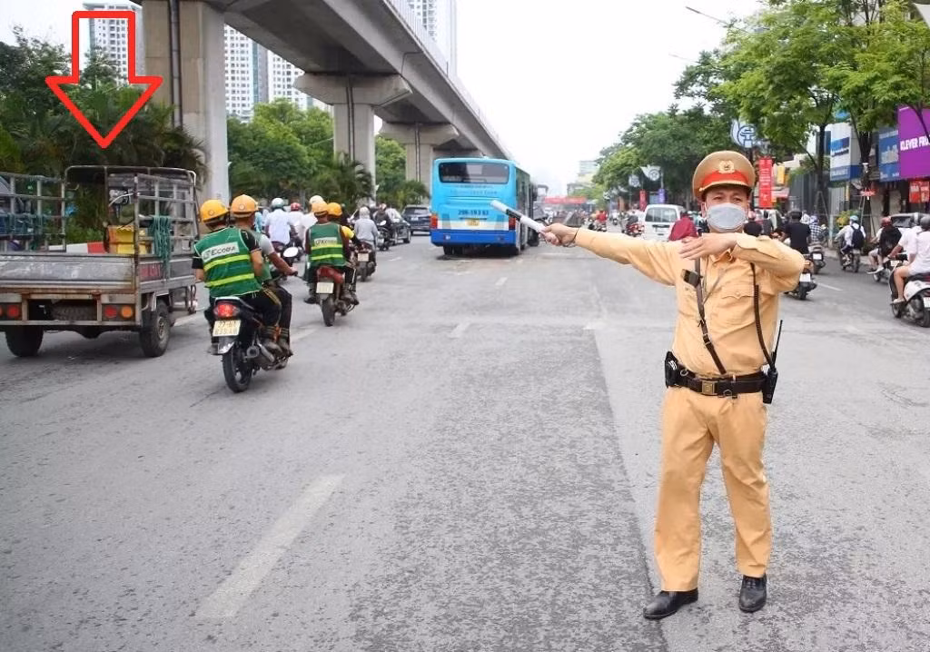 Liên ngành Hà Nội đang thực hiện cao điểm đảm bảo giao thông và trật tự đô thị để phục vụ SEA Games 31, tuy nhiên với xe ba bánh tự chế (mũi tên đỏ) vẫn lưu thông bình thường. Ảnh chụp trên đường Nguyễn Trãi - khu vực vừa xảy ra vụ xe ba bánh chở sắt đâm vỡ kính xe buýt ngày 8/5.
