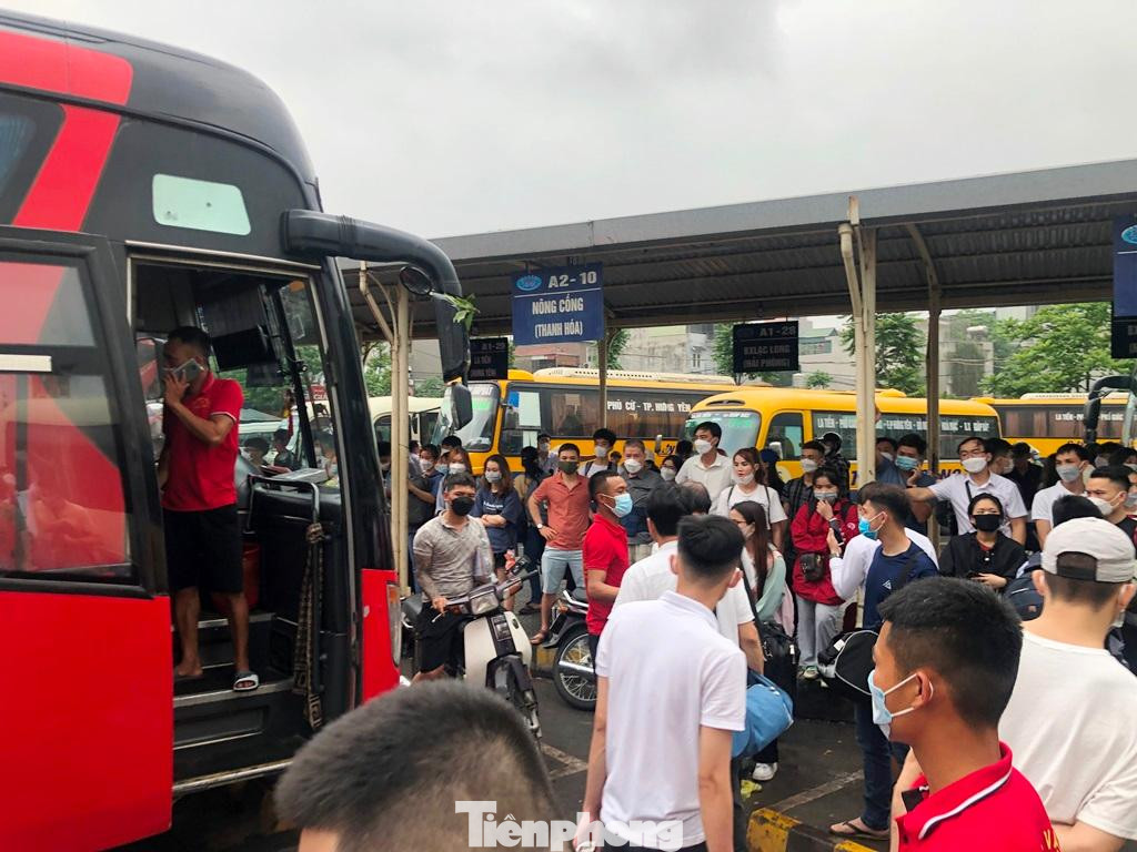 Chiều 29/4, tại khu vực xe chạy về Thanh Hóa có rất đông khách đứng chờ xe. Thời điểm 15h30, xe khách BKS 36B-02347 của nhà xe Đông Lý, chạy tuyến Nông Cống, Thanh Hóa, cập bến chỉ trong vòng 5 phút khách đã lên kín xe. Do bến vẫn còn đông khách đứng chờ nên tài xế đã gọi điện nhà xe bố trí xe tăng cường.