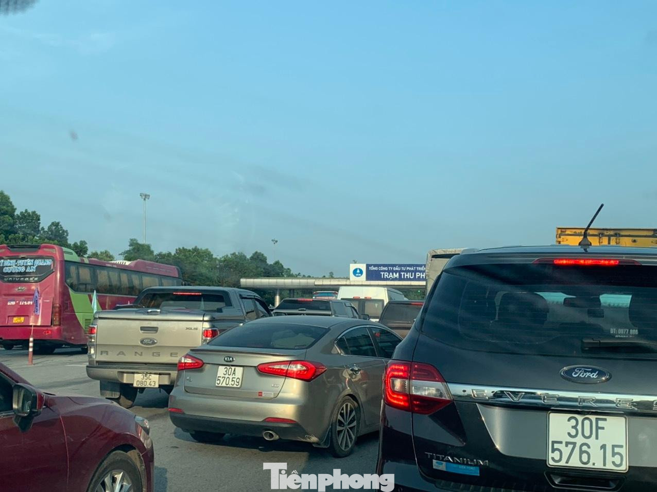 Ùn ứ kéo dài chiều nay nhưng trạm thu phí Km6 cao tốc Nội Bài - Lào Cai không xả trạm.