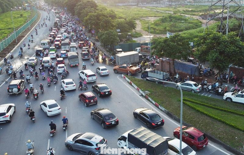 Ùn tắc kéo dài từ đoạn qua hầm chui Đại mỗ đến cầu vượt Phú Đô (Nam Từ Liêm) giờ cao điểm chiều. Ùn tắc kéo dài từ đoạn qua hầm chui Đại mỗ đến cầu vượt Phú Đô (Nam Từ Liêm) giờ cao điểm chiều.