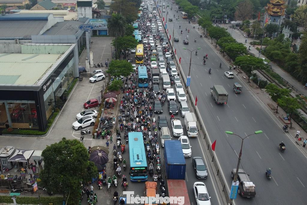 Khi nút Pháp Vân ùn tắc, sẽ kéo theo các tuyến đường dẫn đến nút giao này như cao tốc Pháp Vân - Cầu Giẽ, đường Vành đai 3 trên cao và dưới thấp, Quốc lộ 1 hướng Văn Điển... đều ùn tắc nghiêm trọng theo.