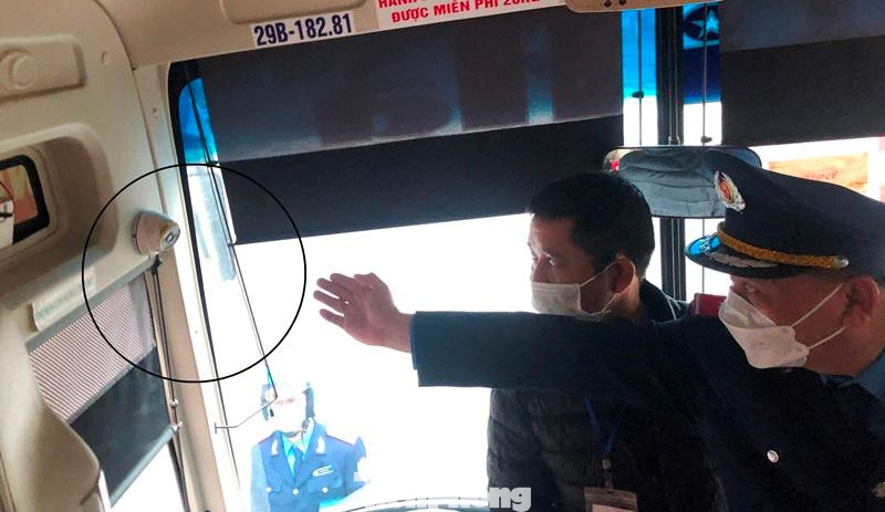 Trực tiếp lên xe khách 29B-18281 kiểm tra, ông Cao Đình Kim Anh chỉ rõ: Camera lắp tại vị trí quan sát tài xế làm việc phải được chỉ xuống xuôi, không được chỉ ra đường hoặc trên trần xe. Trong ảnh là camera đã được chỉnh đúng hướng sau khi Thanh tra giao thông có yêu cầu. Trực tiếp lên xe khách 29B-18281 kiểm tra, ông Cao Đình Kim Anh chỉ rõ: Camera lắp tại vị trí quan sát tài xế làm việc phải được chỉ xuống xuôi, không được chỉ ra đường hoặc trên trần xe. Trong ảnh là camera đã được chỉnh đúng hướng sau khi Thanh tra giao thông có yêu cầu.