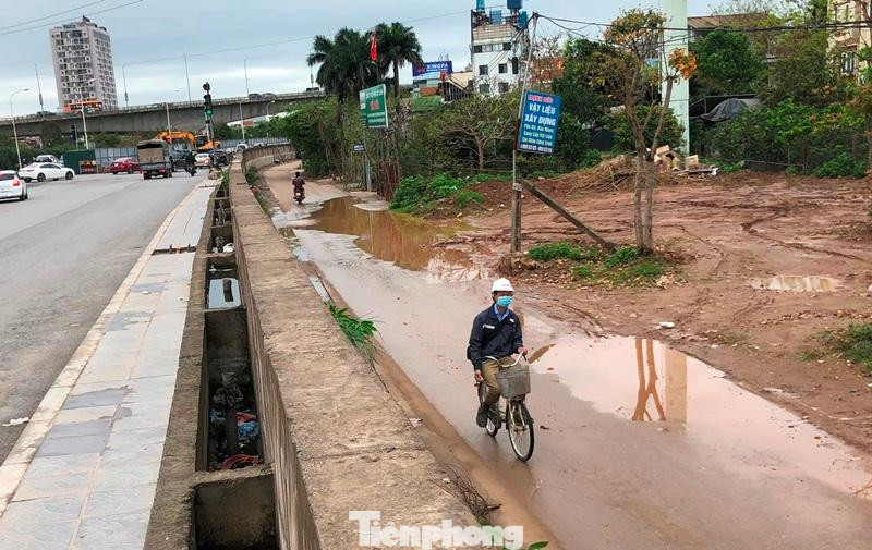 Để đảm bảo phòng chống lũ và giao thông thông suốt, Bộ NN&amp;PTNT đề nghị thành phố Hà Nội chỉ đạo thúc tiến độ dự án đường Âu Cơ (đê sông Hồng).