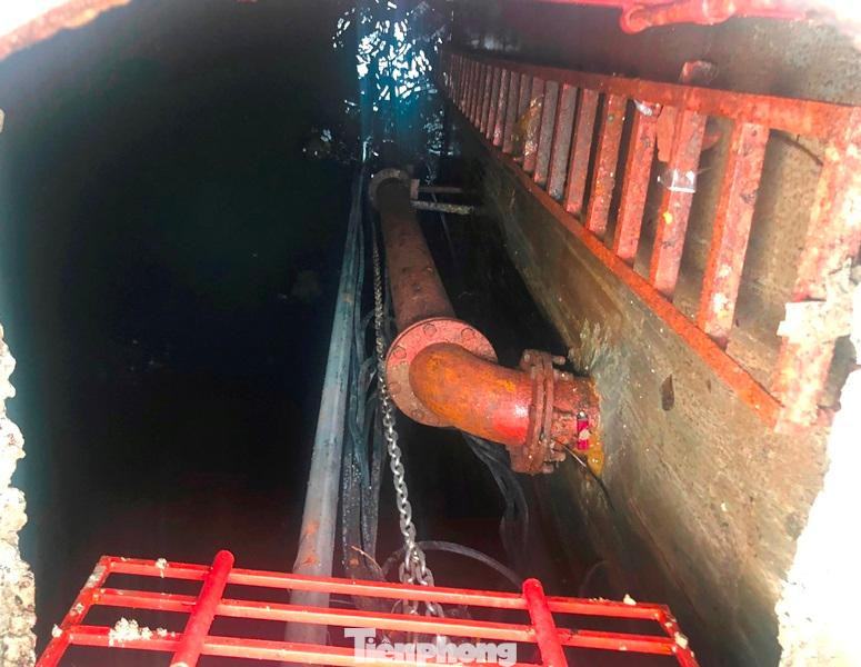 Cầu thang đi xuống và bên trong lòng hầm. Thời điểm nhân viên vận hành hầm mở nắp, bên trong hầm đã được bơm cạn nước.