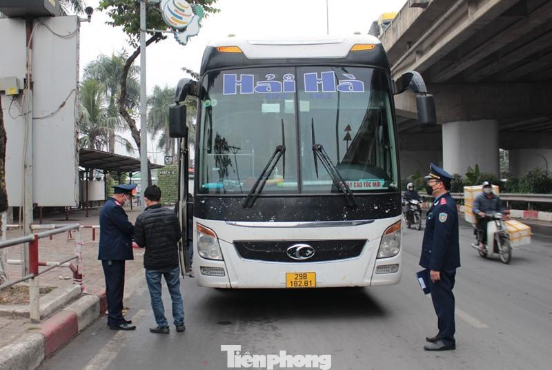 Tại nút giao Pháp Vân trưa ngày 10/1, dừng kiểm tra xe khách 29B-18281 của nhà xe Hải Hà chạy tuyến bến Giáp Bát - Thái Bình, tổ công tác của Đội Thanh tra cơ động, Thanh tra Sở GTVT Hà Nội do ông Cao Đình Kim Anh là tổ trưởng ghi nhận xe có đầy đủ giấy tờ hoạt động vận tải, nhưng về camera lắp trên xe phải nhắc nhở một số nội dung. Tại nút giao Pháp Vân trưa ngày 10/1, dừng kiểm tra xe khách 29B-18281 của nhà xe Hải Hà chạy tuyến bến Giáp Bát - Thái Bình, tổ công tác của Đội Thanh tra cơ động, Thanh tra Sở GTVT Hà Nội do ông Cao Đình Kim Anh là tổ trưởng ghi nhận xe có đầy đủ giấy tờ hoạt động vận tải, nhưng về camera lắp trên xe phải nhắc nhở một số nội dung.