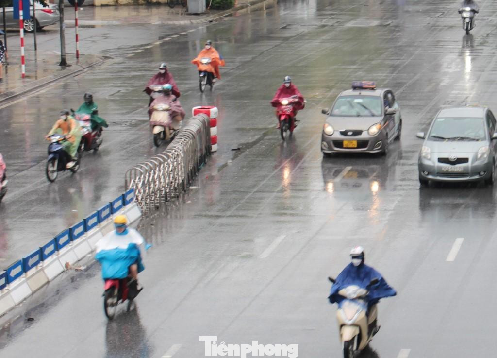 Thậm chí một số phương tiện đi không chú ý, đã húc đổ hoặc xô lệch dải phân cách mềm dùng để phân làn, tách riêng dòng xe.