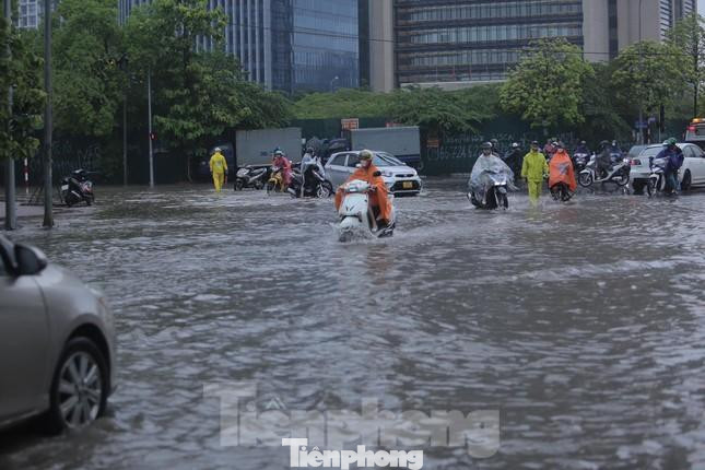 Mưa ngập tại khu vực quận Cầu Giấy trên địa bàn Hà Nội sáng nay.