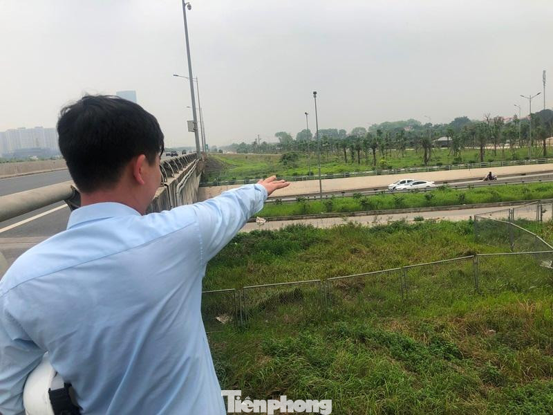 Tại hiện trường từng xảy ra sự cố sáng nay, lý giải nguyên nhân vì sao theo thiết kế cáp quang đi ngầm nhưng đoạn xảy ra sự cố cáp quang lại đi nổi, ông Nguyễn Huy Thiêm, đại diện VIDIFI cho biết, trước đây khi thành phố Hà Nội chưa làm đường hầm qua đường cao tốc (hướng ông Thiêm chỉ tay) để vào các khu đô thị mới bên cạnh, tuyến cáp quang tại đây đã đi ngầm. Nhưng từ khi thành phố làm hầm này, đường cáp quang tại đây đã tạm thời phải đi nổi.