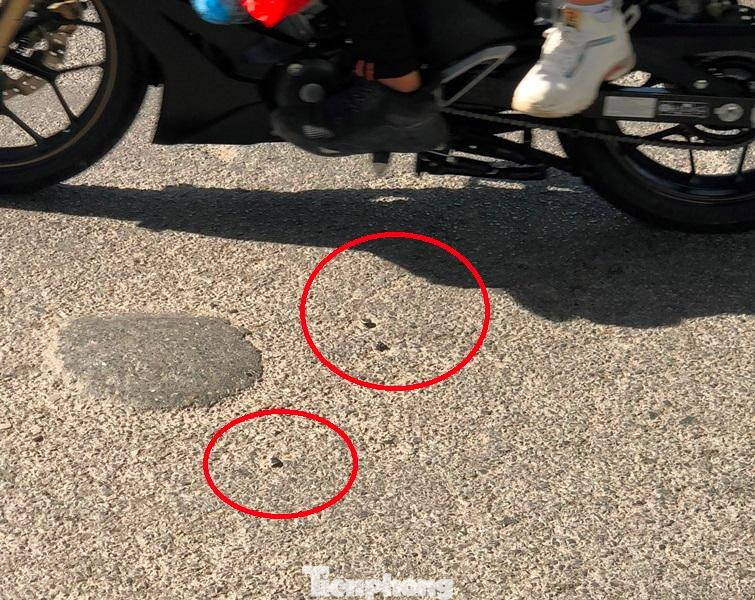 Nhiều đoạn trên trục đường từ Cầu Giấy đi Nhổn còn có rất nhiều đinh nhọn, sắt thi công nhô lên khỏi mặt đường (vòng tròn đỏ)